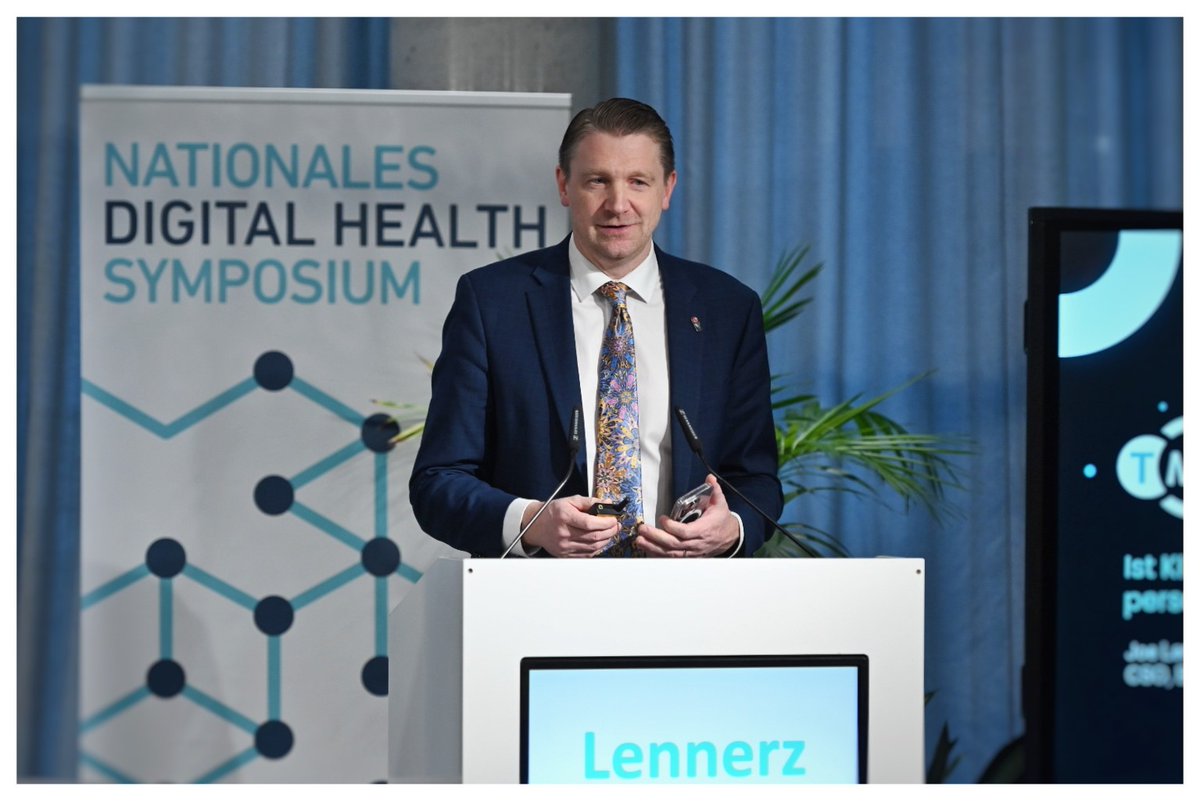 TMF_eV's tweet photo. Prof. Joe Lennerz @BostonGeneCorp eröffnete das Digital Health Symposium #NDHS2024 mit einer spannenden Keynote. Er betont, dass dem Gesundheitssektor durch KI-Technologien ein  revolutionärer Paradigmenwechsel bevorsteht, der durch Technologiegiganten vorangetrieben wird. https://t.co/HAipGDBi7S
