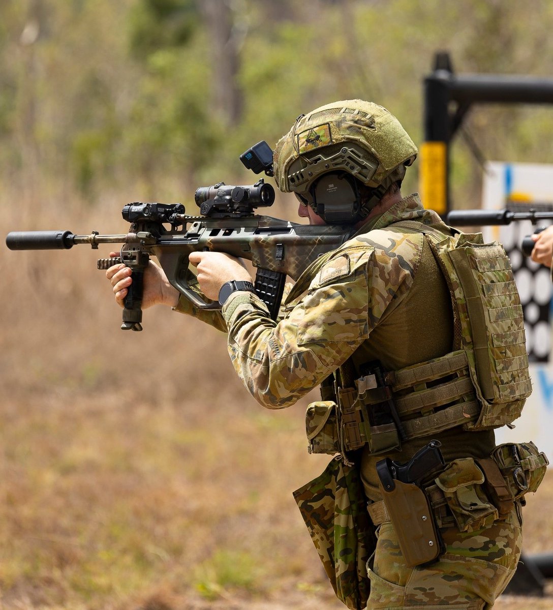 tacticalporn's tweet photo. Infantería 🇭🇲Australiana

🚩Fusil EF88 Austeyr con:
-🎯Elcan Specter DR 1-4x
- Laser/linterna L3 AN/PEQ-16
- Pintado, por supuesto🖌️🎨

🚩Pistola Browning Hi-Power Mark III

🚩🪖Team Wendy Exfil con:
-🎧Peltor Comtac XPI
- Strobo Hel-Star 6

🚩Portaplacas TBAS https://t.co/BYqEjC6n43