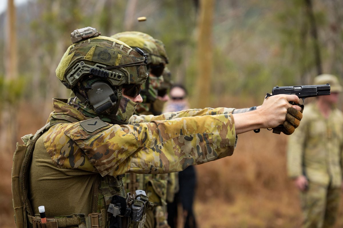 tacticalporn's tweet photo. Infantería 🇭🇲Australiana

🚩Fusil EF88 Austeyr con:
-🎯Elcan Specter DR 1-4x
- Laser/linterna L3 AN/PEQ-16
- Pintado, por supuesto🖌️🎨

🚩Pistola Browning Hi-Power Mark III

🚩🪖Team Wendy Exfil con:
-🎧Peltor Comtac XPI
- Strobo Hel-Star 6

🚩Portaplacas TBAS https://t.co/BYqEjC6n43