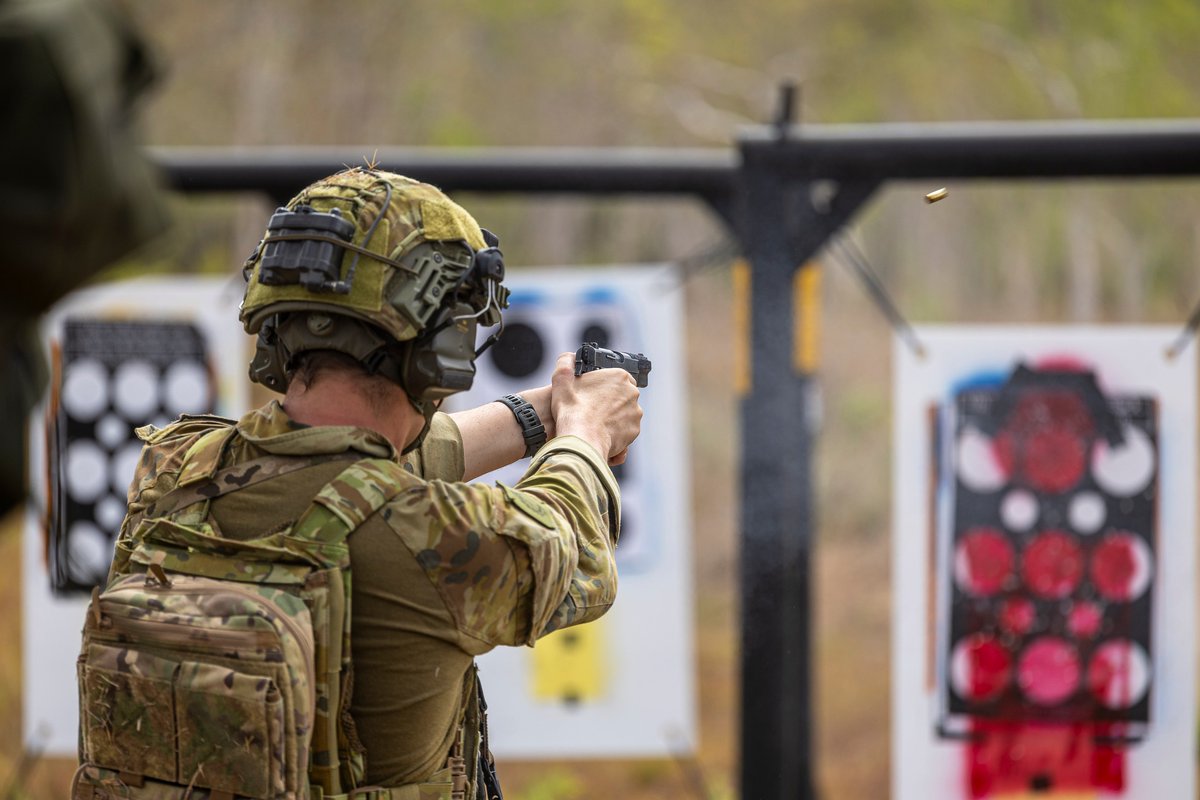tacticalporn's tweet photo. Infantería 🇭🇲Australiana

🚩Fusil EF88 Austeyr con:
-🎯Elcan Specter DR 1-4x
- Laser/linterna L3 AN/PEQ-16
- Pintado, por supuesto🖌️🎨

🚩Pistola Browning Hi-Power Mark III

🚩🪖Team Wendy Exfil con:
-🎧Peltor Comtac XPI
- Strobo Hel-Star 6

🚩Portaplacas TBAS https://t.co/BYqEjC6n43