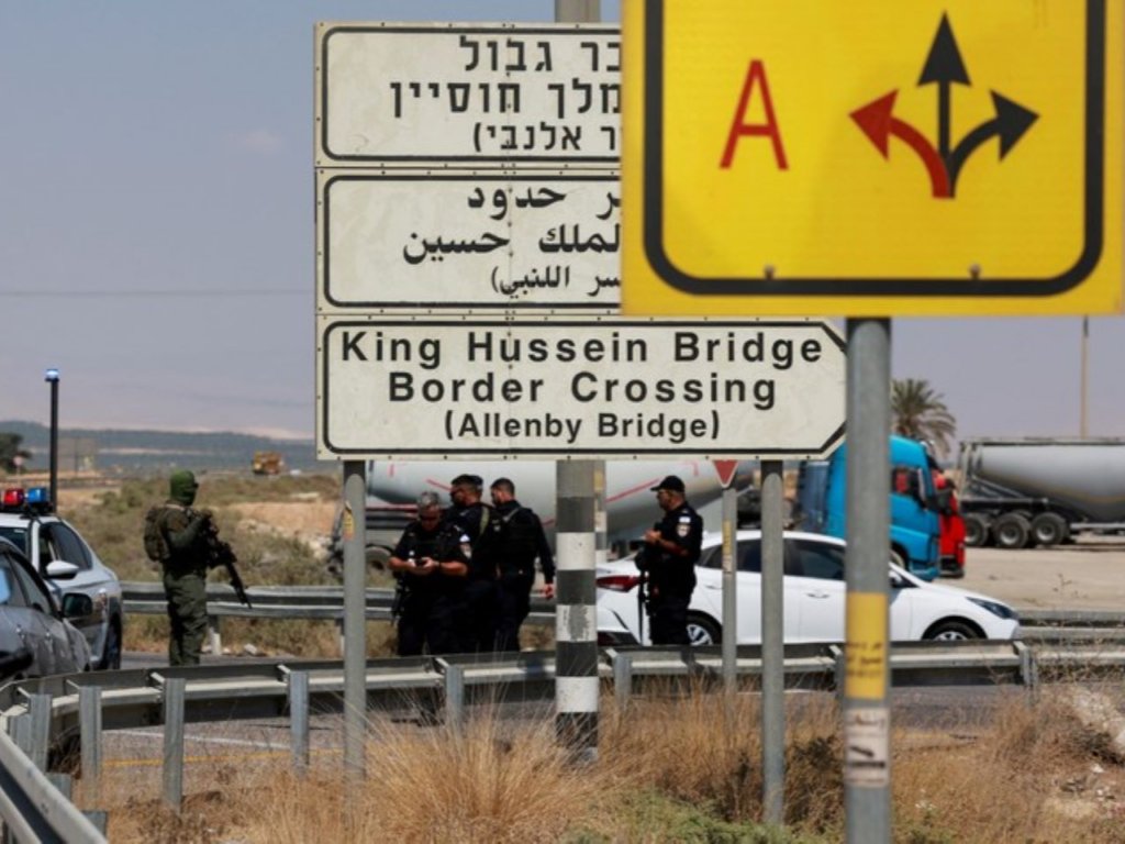 💔 Tragedy at Allenby Bridge: An Israeli woman mourns her husband, lost to a devastating shooting. A story of heartbreak and resilience.

🔗 Read more: tinyurl.com/bridge-tragedy

#AllenbyBridge #Tragedy #HumanStories