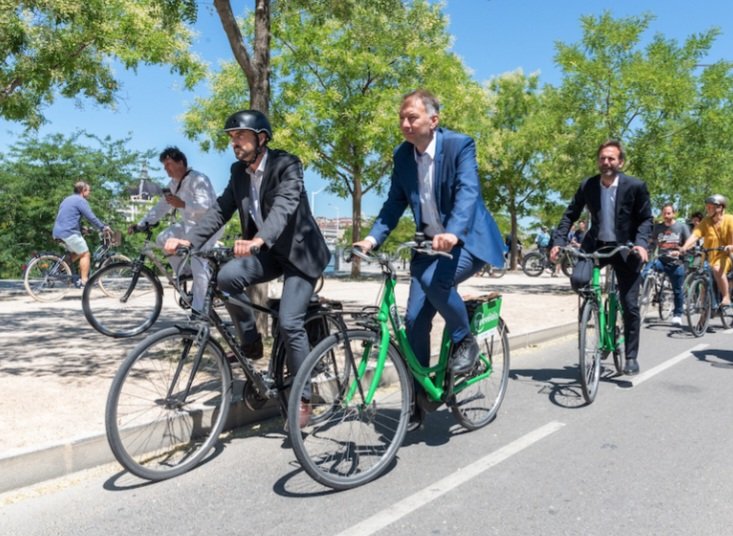 AlainCastel69's tweet photo. Trois intellectuels assis sur un vélo, irons toujours moins loin qu'un con qui marche..!
#onlylyon 
#EELV 
#politicards 
#vivrealyon 
#BFMTV 
#CNEWS 
#lyoncrade 
#lyonsemeur 
#lamentable 
#Bobo 
#antisémites 
#bonarien 
#lyonmetropole https://t.co/D6uRgjQBKJ