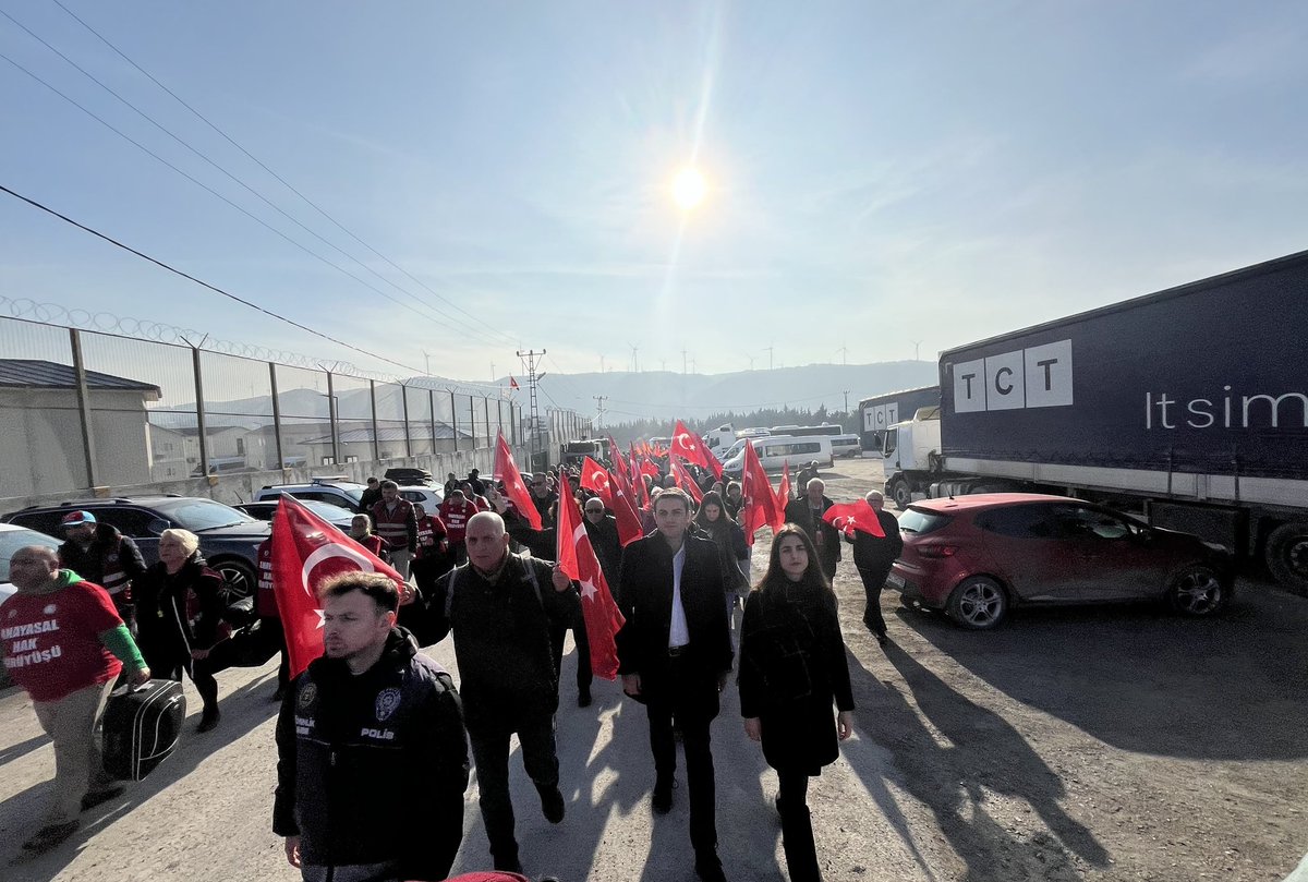iokanozkan's tweet photo. YÜRÜYELİM ARKADAŞLAR!

#AnayasalHakYürüyüşü https://t.co/6GxmiH7QsT