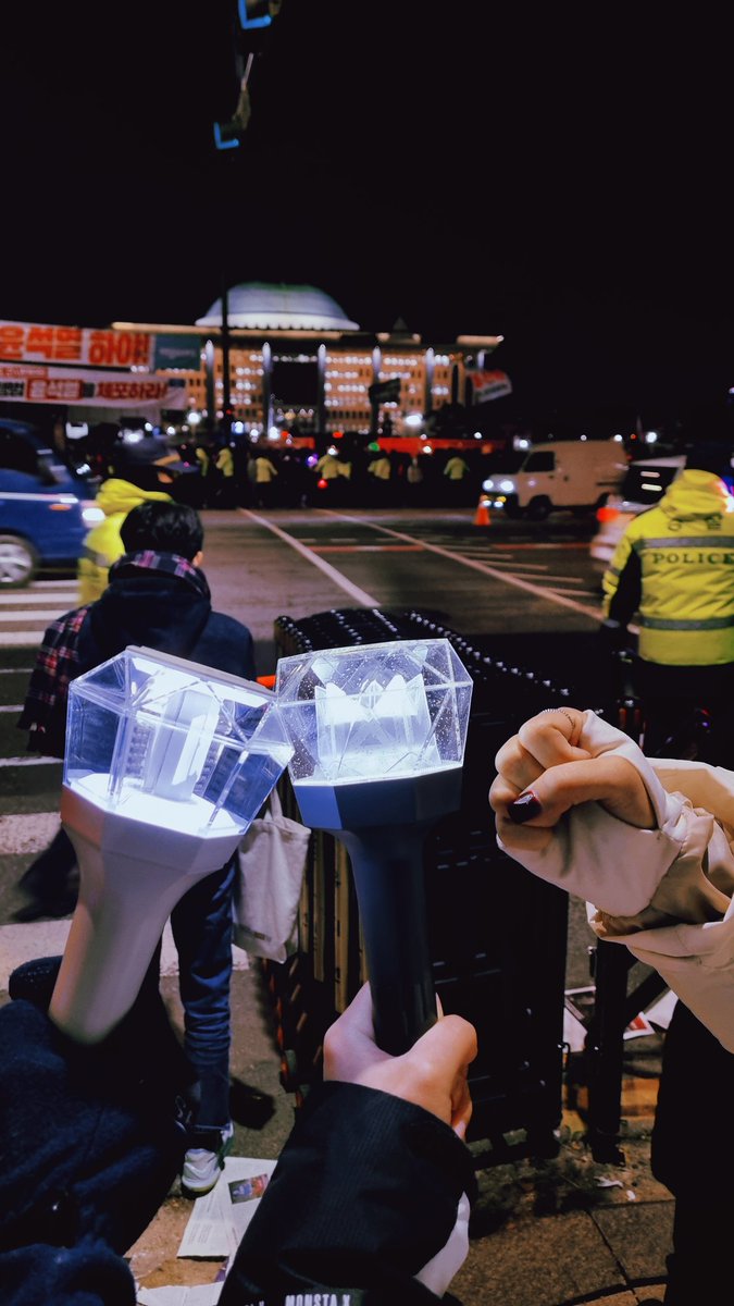 집에 있는 가장 밝은거 들고 나옴🌟
일끝나고 달려온 친구는 뭐라도 흔들어야하니 주먹 흔듦🤩