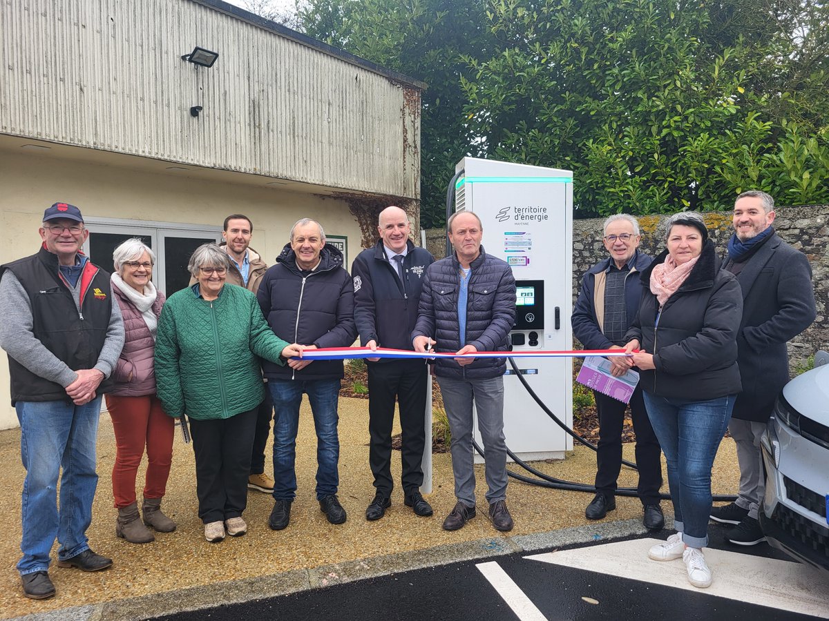 ✂Inauguration - Jeudi 5 déc.
Une nouvelle Borne de recharge ultra-rapide à Pré-en-Pail(180 KW), installée sur le parking à côté de la mairie. Objectif : répondre à la recharge de transit.
Les élus se st aussi réunis pr la réception des travaux d'effacement &amp; d'éclairage public.