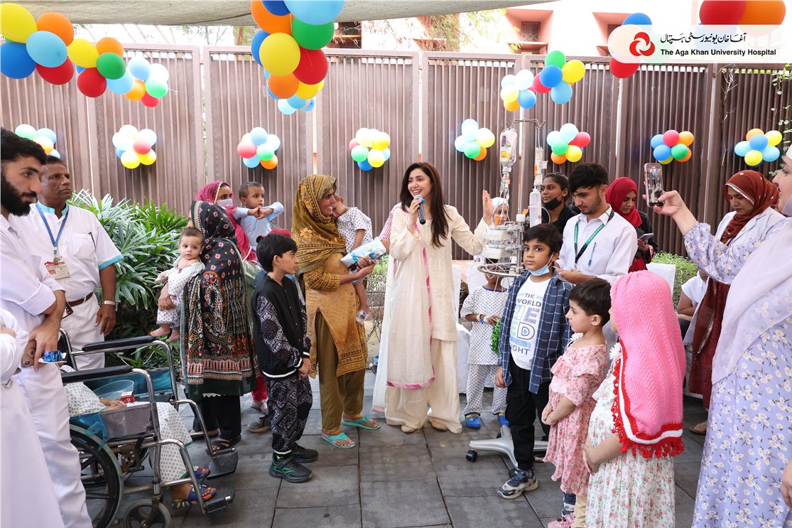 CEO_AKUHPK's tweet photo. We were delighted to welcome the gracious Mahira Khan to our Children’s Cancer Ward. Her warmth and kindness lit up the place, bringing joy to our little warriors and creating lasting memories for all. Thank you, Mahira, for inspiring us!
#KindnessInAction #AKUH https://t.co/aGW9sZt2Rz