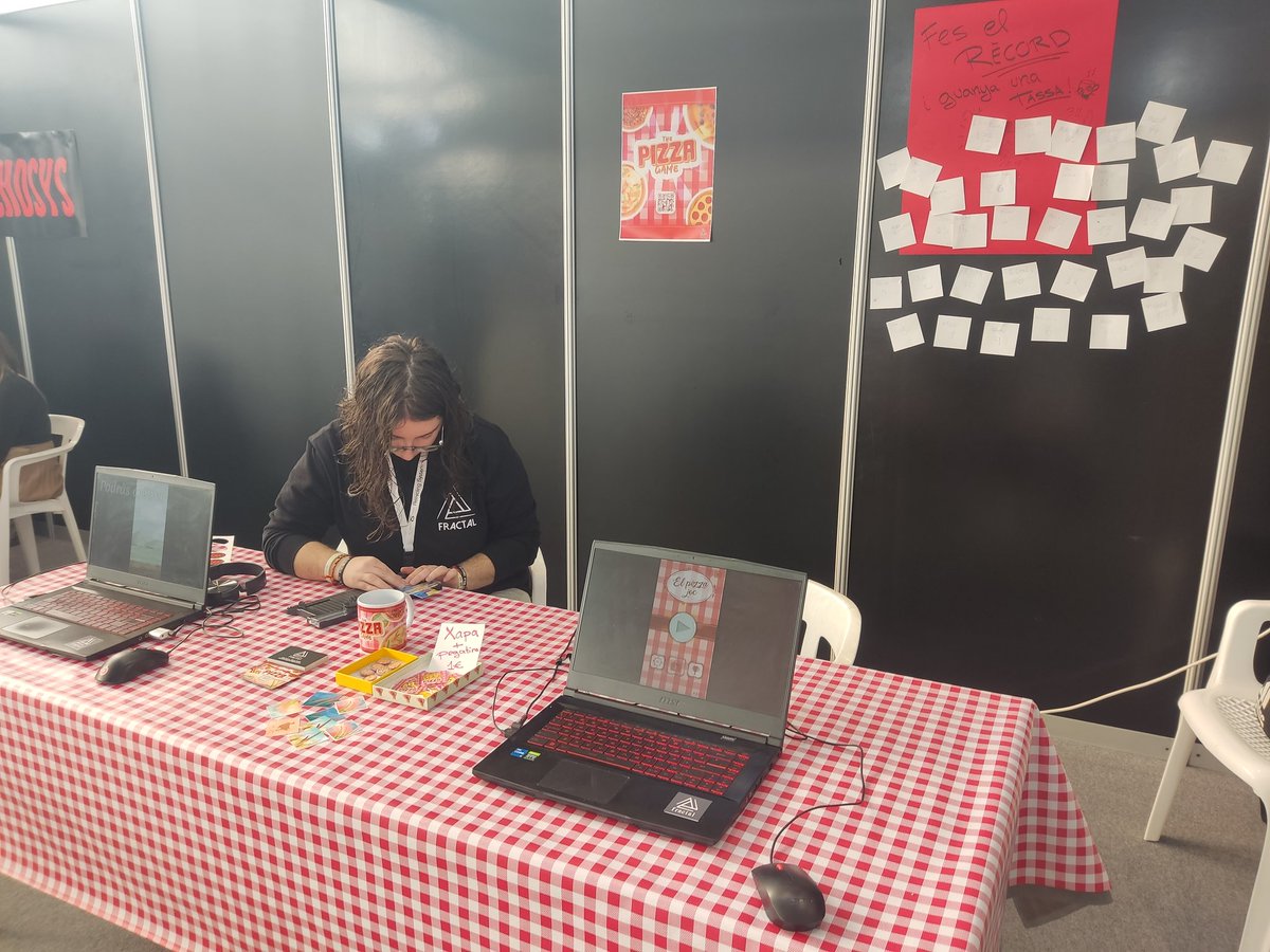 FractalTeamGame's tweet image. Second day at the fair! 🎮 
We’re giving away a mug to the highest score. The kids are having so much fun competing!🤗

✨ Thank you all for stopping by and being part of this experience♥️♥️

#Fair #vagExperience2024 #indieGame #indieDev