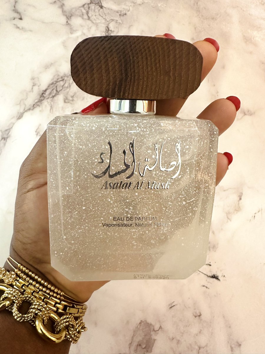 jamstarrrr's tweet image. Day 5 of randomly unboxing new bottles 

#SOTD Arabian oud Asalat Al Musk

Pretty girls wear musk on Friday 💅🏽

This is good old Misk Tahara with apple and vanilla notes

This one is dear to my heart cos my faves love it
It’s mild but it lasts for days on clothes
#fragzspace