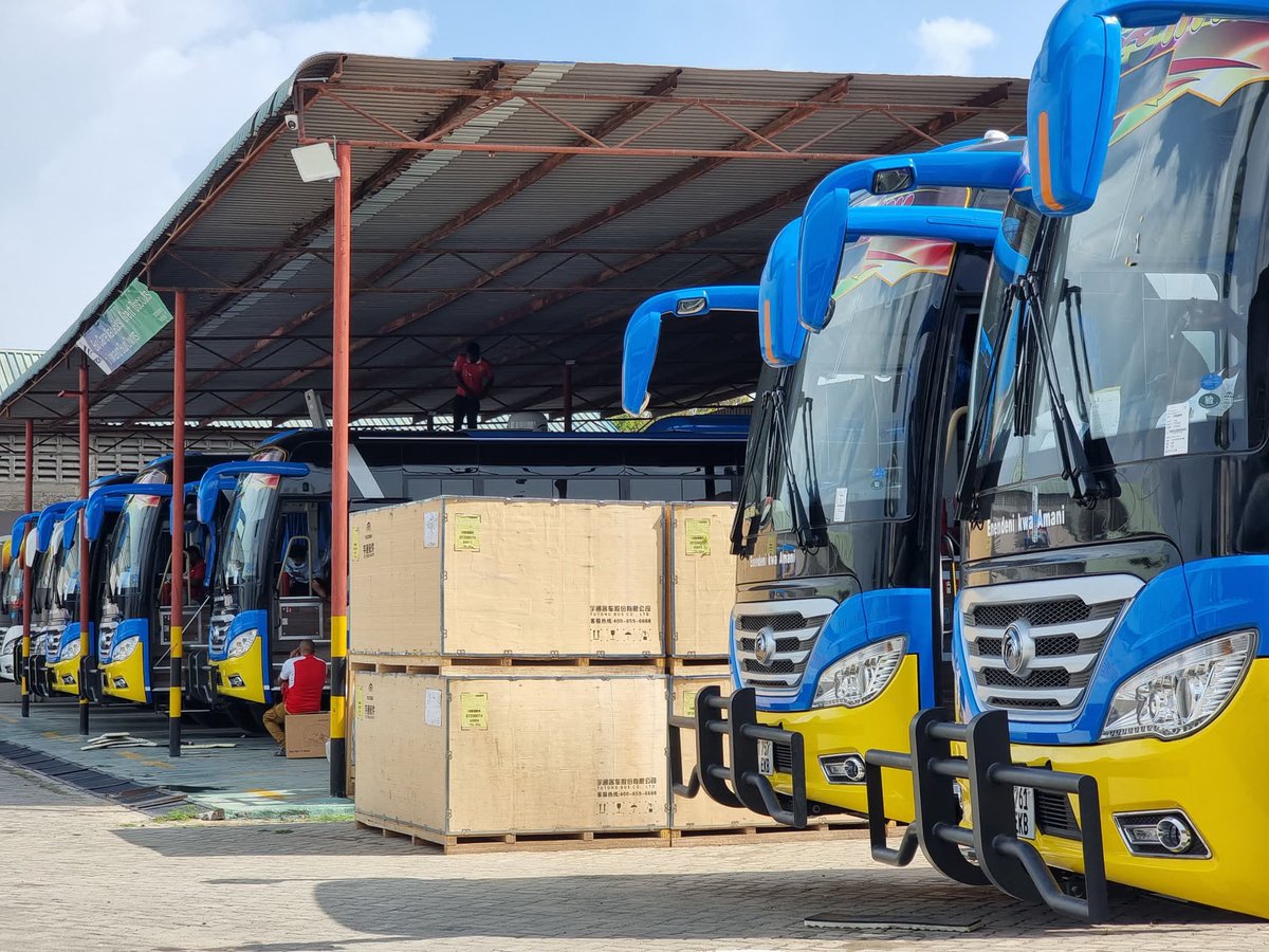 TBoundBuses's tweet photo. Ufungaji wa Vibuyu kwaajili ya kupokea matangazo ya TV yakiendelea hapo Yutong HQ.

 #MachameInvestment 
Unit 6 tayari kwa makabidhiano zikakichafue hapo Dodoma Moshi 🔥 https://t.co/ToK38EJrQx