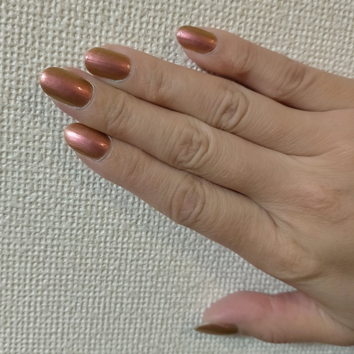 hachi_nail's tweet photo. こんな感じの偏光パールのポリッシュを探し中…

これ、光の加減でメタリックピンク系からゴールド系に色味が変化してます

＃ちふれ 102あたりが色味は近いのかな…

今使ってるポリは古い商品すぎて劣化も若干心配だし永遠に乾かない（でも気に入りすぎて捨てられない）

＃偏光
＃ネイルカラー https://t.co/SE4Is8gSs1