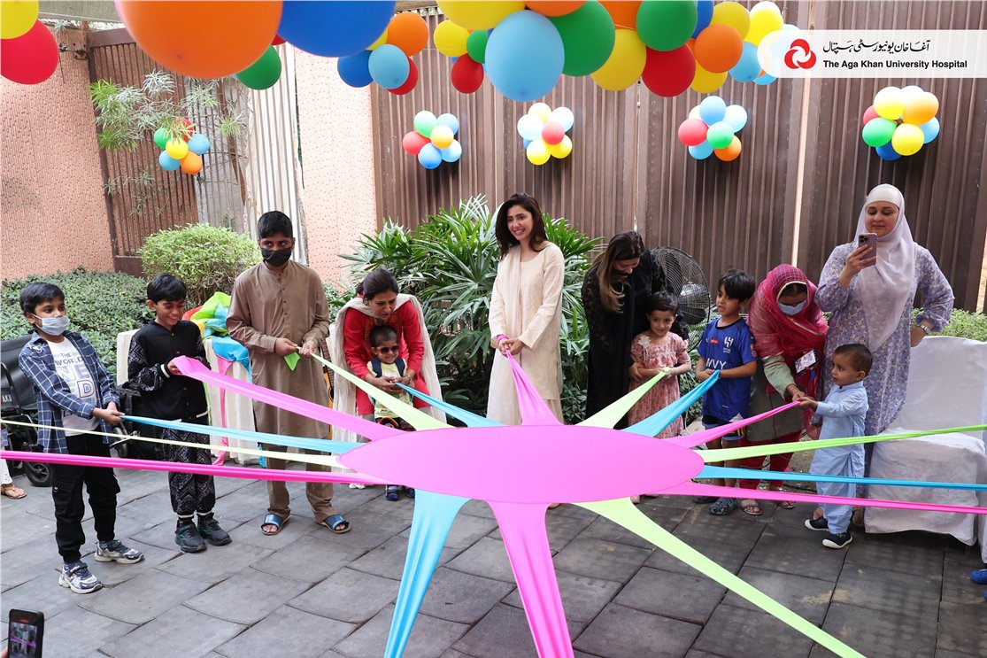 CEO_AKUHPK's tweet photo. We were delighted to welcome the gracious Mahira Khan to our Children’s Cancer Ward. Her warmth and kindness lit up the place, bringing joy to our little warriors and creating lasting memories for all. Thank you, Mahira, for inspiring us!
#KindnessInAction #AKUH https://t.co/aGW9sZt2Rz