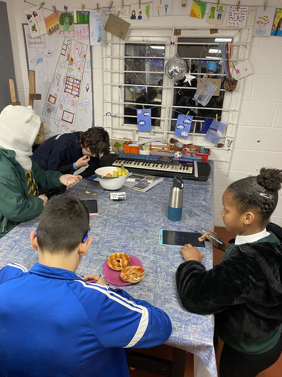 Play_Glos's tweet image. Card games, drawing challenges and experimenting with savoury s’mores and melting wax kept our Wednesday #Play2Nurture crew busy 🔥

@TNLComFund #TimeToBe #ChildLedPlay #PlayMatters