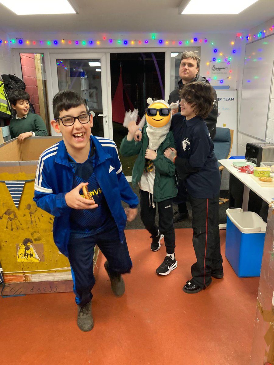Play_Glos's tweet image. Card games, drawing challenges and experimenting with savoury s’mores and melting wax kept our Wednesday #Play2Nurture crew busy 🔥

@TNLComFund #TimeToBe #ChildLedPlay #PlayMatters