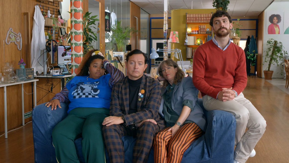 Op het Klokhuis Kantoor wil Luuk een oer-Hollands gerecht tot werelderfgoed laten verklaren. Een vloeistof die zo hard kan zijn als steen, hoe kan dat? Wist jij dat boter gemaakt wordt van melk? En hoe kan het eigenlijk dat we de slappe lach krijgen? klokhu.is/hetkantoor348