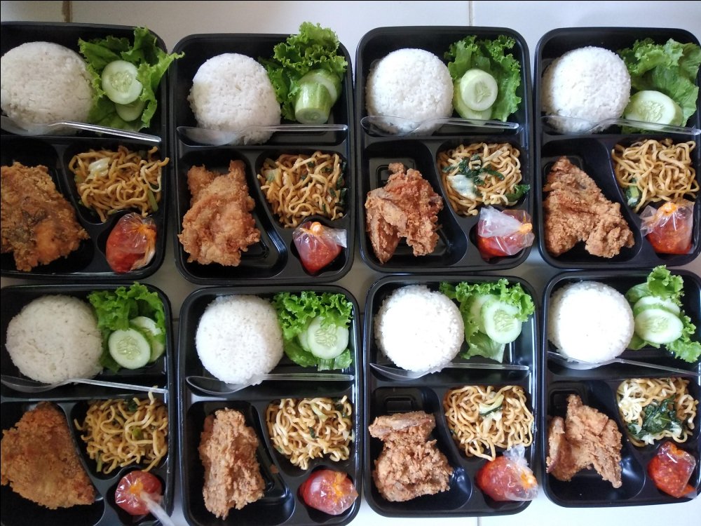 Dianhaliza82's tweet photo. Bismillah.. Assalamualaikum 
Open lg untuk orderan nasi box, bisa menyesuaikan budget. 
Bisa request untuk lauk, bisa nasi kuning atau nasi putih biasa.
Minimal order 20 box, tanya tanya bisa langsung DM atau ke no wa 081294060545

Yuk bantu lariskan kakak kakak, real pict ya❤️ https://t.co/jntXGWejcP
