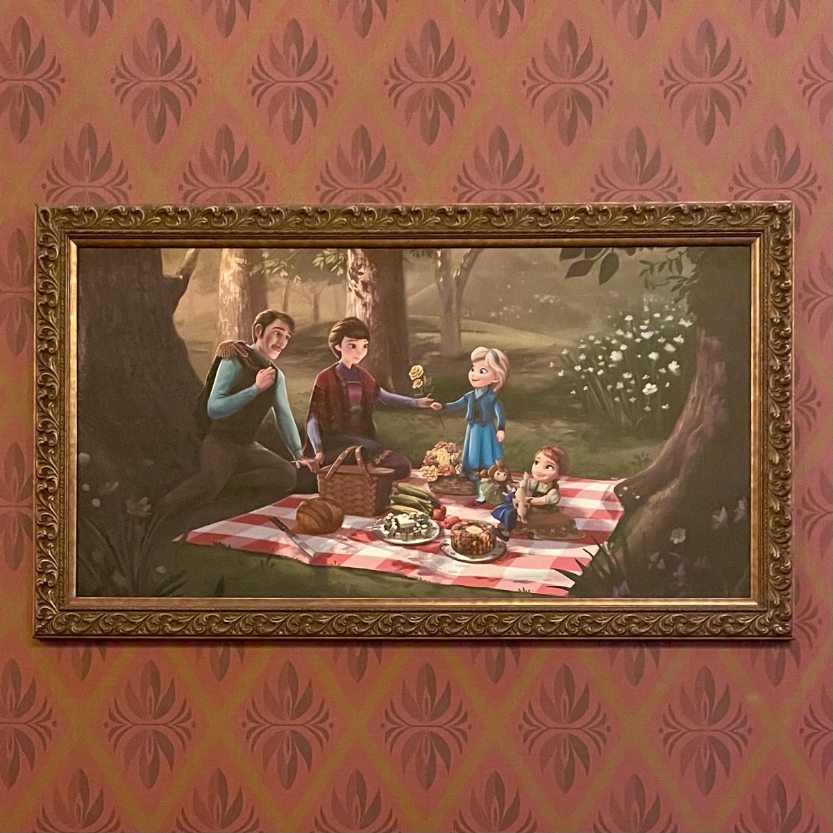 幼少期の家族ピクニックで使われてる赤チェックの敷物が、アナ雪1の