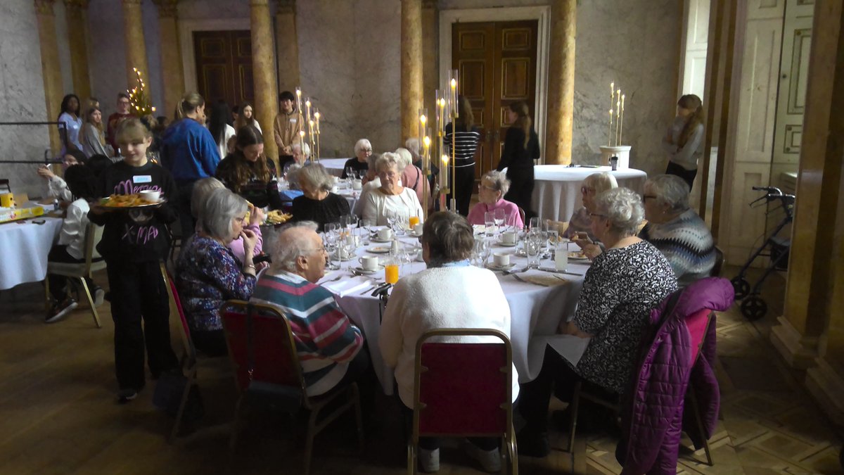 We were delighted to invite the St James’ Oaks Retirement community to Cobham Hall for a traditional Christmas dinner. Around 50 students helped make the day special, providing a warm welcome, a game of bingo, wonderful entertainment and a personalised homemade card to take home!