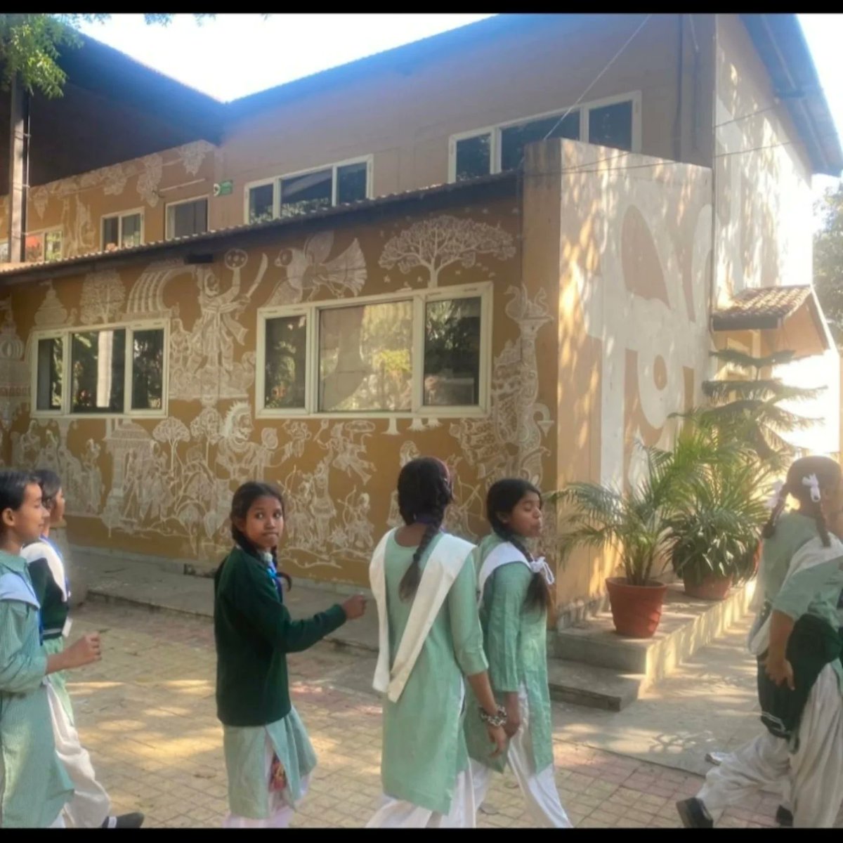 SKVbmsp1105236's tweet photo. Local tour for class 6th to 9th.. Students visited India gate, Craft museum and Rajghat. They learnt so many new thing and enjoyed this tour
#tour
#schooltour
#IndiaGate
#Rajghat
#CraftMuseum
#Schooltrip https://t.co/NRupXvsNbS