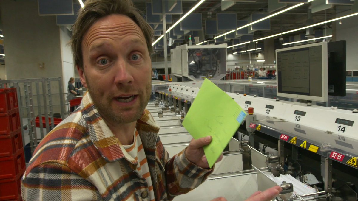 Elke week worden er door heel Nederland miljoenen brieven verzonden, maar wat gebeurt er met een brief nadat je deze in de brievenbus hebt gegooid? Bart reist mee met de brief en ziet welke weg deze aflegt. klokhu.is/post