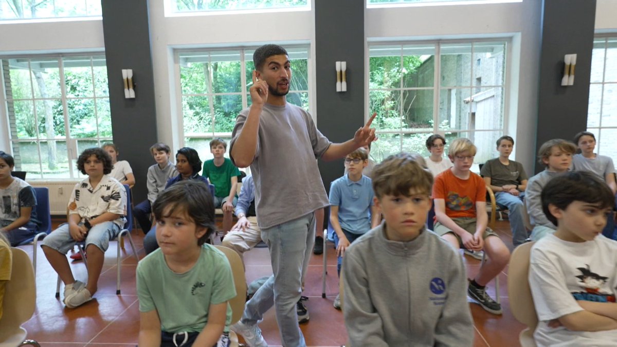 Het Nationaal Jongenskoor is een koor voor jongens vanaf 9 jaar tot het moment dat de stem zwaarder wordt. De jongens komen uit heel Nederland. Hoe is het om samen te zingen? Nizar bezoekt een repetitie terwijl het koor zich voorbereidt op een concert. klokhu.is/nationaaljonge…