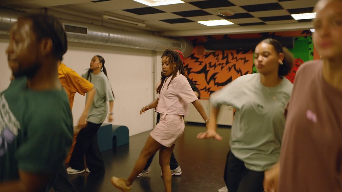 Het is een van de populairste muziekgenres ter wereld: hiphop. Maar hiphop is veel meer dan alleen rapmuziek.  Hiphop is overal. Rapper Nnelg legt Eva uit waar hiphop volgens hem nog altijd voor staat: trots zijn op waar je vandaan komt.  klokhu.is/hiphop