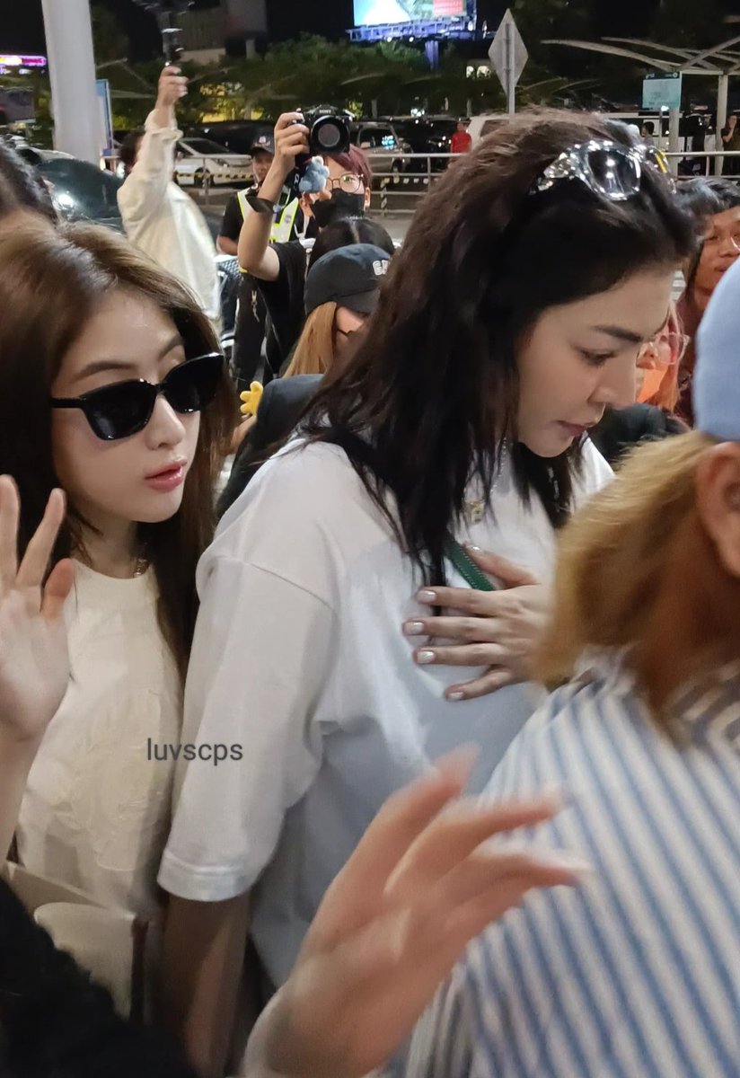 doO_pizza's tweet image. Holding hands
#2Us
#FayeYoko1stFMinPP
#FayeYoko2UsFMinCambodia
#FayeYoko