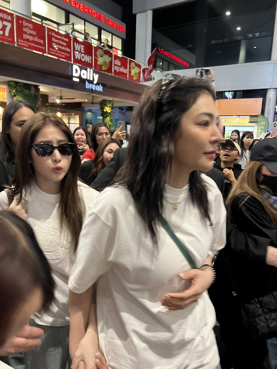 Thatha9999999's tweet image. So beautiful 😻 

See you tomorrow ☺️
@malisorn00 @Yoko_apasra 

#2Us
#FayeYoko1stFMinPP
#FayeYoko2UsFMinCambodia
#FayeYoko