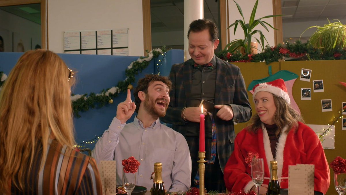 Luuk organiseert een kerstdiner voor het Klokhuis Kantoor. Huh?! Rechten en plichten? Wat zijn dat nu weer? Kan je proeven zonder ruiken? En in Doen Ze Dat Zo? kom je erachter hoe vanille wordt gekweekt. klokhu.is/hetkantoor307