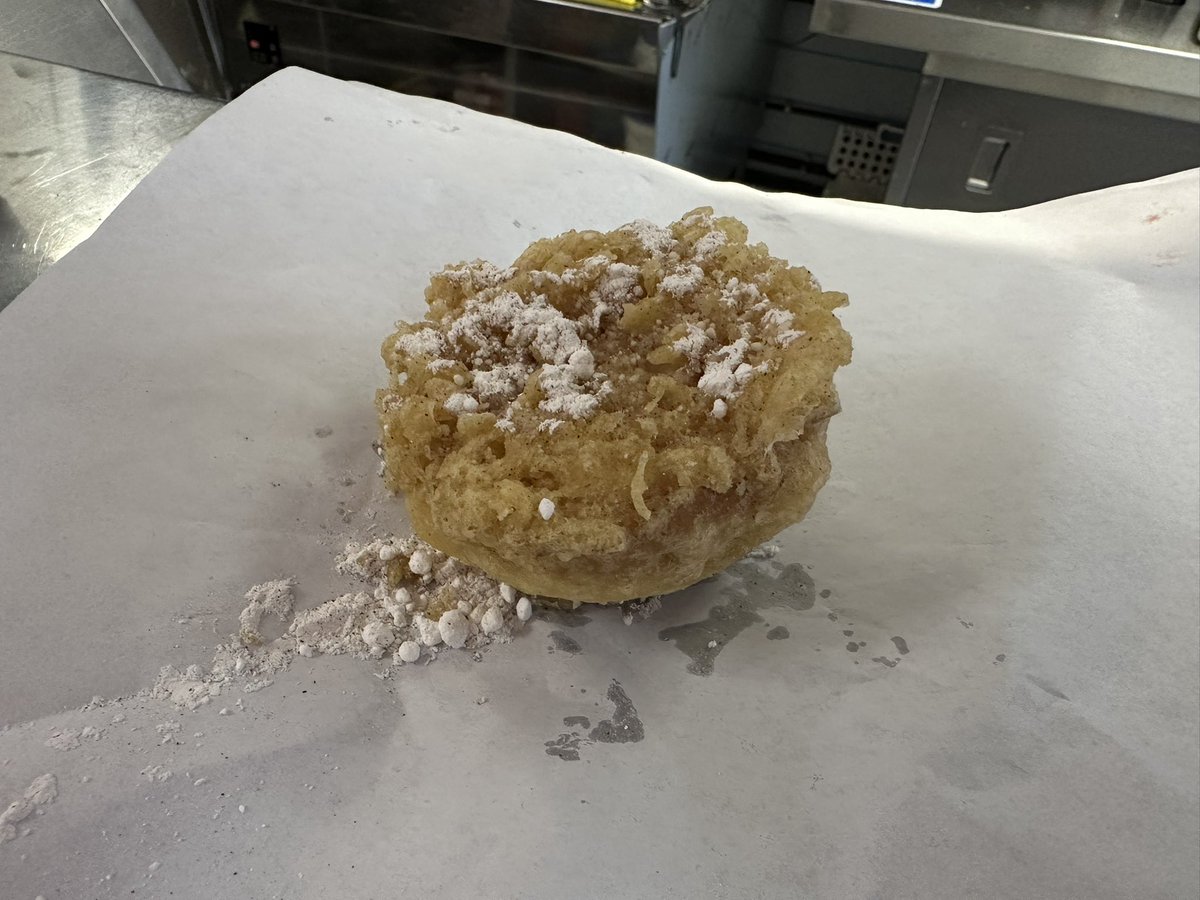 BWYK9's tweet image. Ladies and Gentlemen I present to you a battered mince pie with a dusting of cinnamon. 

It was amazing.