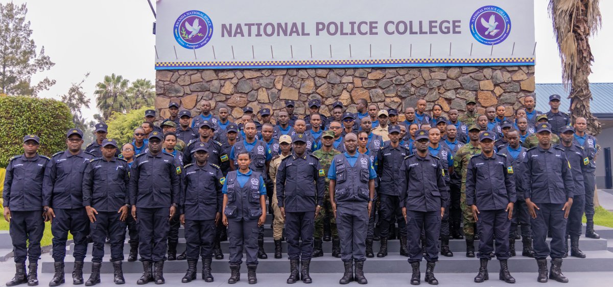 RIB_Rw's tweet photo. Uyu munsi Umuyobozi Mukuru ushinzwe Ubugenzacyaha muri RIB, Twagirayezu Jean Marie yasoje ku mugaragaro icyiciro cya mbere cy’amahugurwa yisumbuye y’ubugenzacyaha yaberaga mu ishuri rikuru rya Polisi y'Igihugu, Musanze.

Aya mahugurwa amaze amezi ane (4), yibanze ku kwongera ubumenyi abagenzacyaha, kuzamura imyumvire n’ubufatanye mu kugenza ibyaha kugira ngo barusheho gukora kinyamwuga no gukora imirimo y'ubuyobozi mu rwego rw'Ubugenzacyaha.

Aya mahugurwa yitabiriwe kandi n' abagenzacyaha baturutse mu zindi nzego z'umutekano @RwandaMoD , @Rwandapolice , NISS na @RCS_Rwanda .