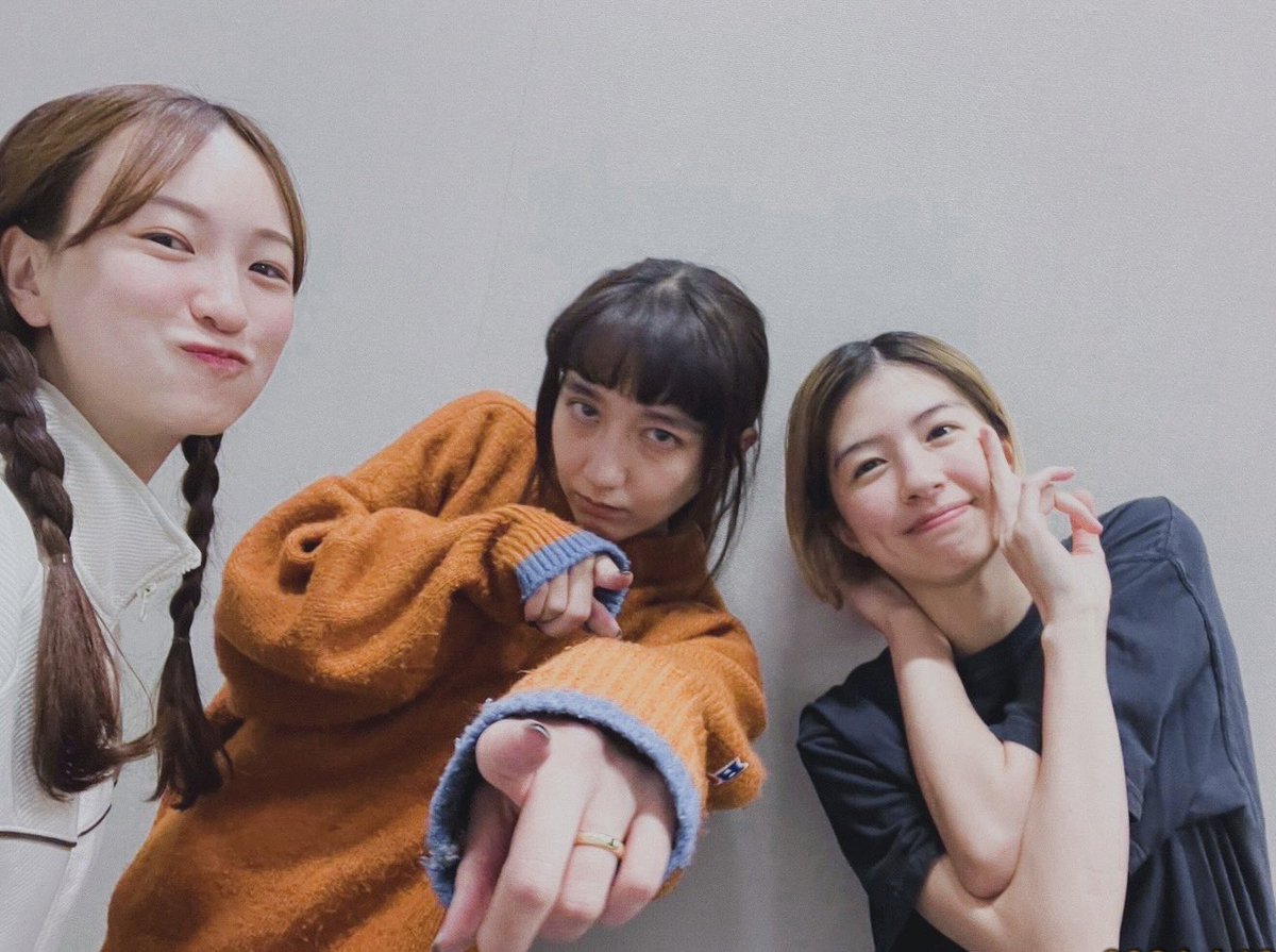 popbelop's tweet photo. ヴェニスの商人、幕開いた〜〜！イェーイ🎊🎊ご来場くださった皆さん、ありがとうございました！おかげでとっても楽しかったです🌷
いっつも3人で喋ってるのに全然写真撮らないうちら✌️明日もいっぱい喋ろうな！ラブ🫶 https://t.co/LYEEbFZVGS
