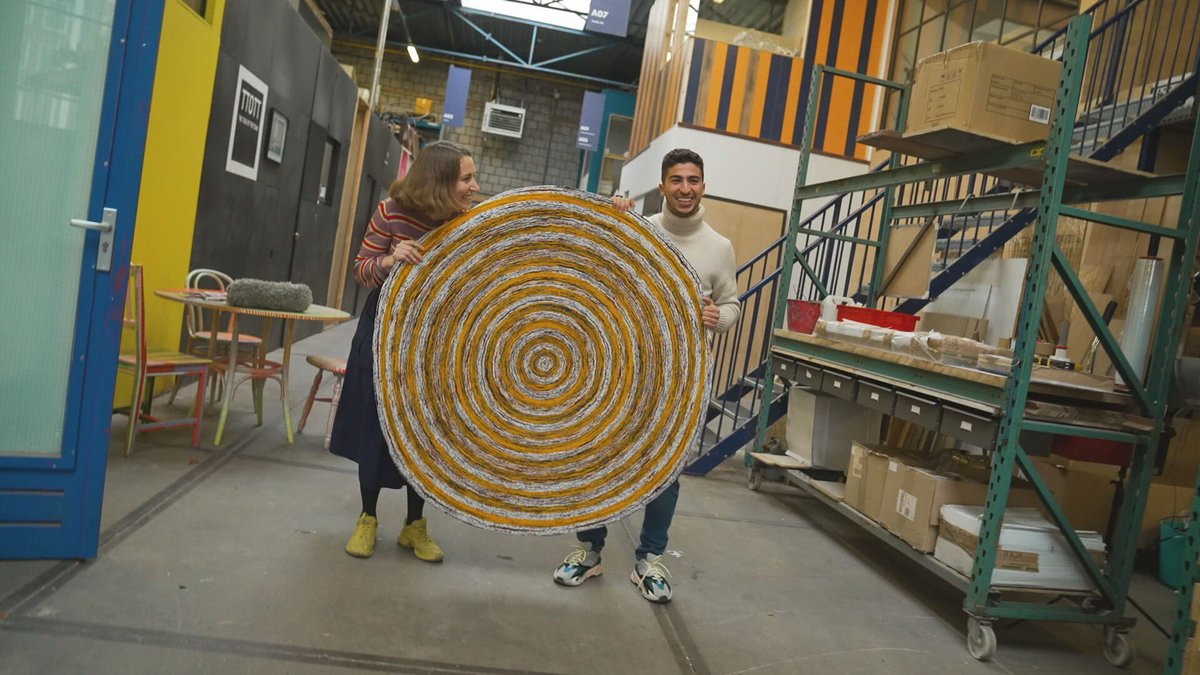 Nizar bezoekt het atelier van ontwerper en kunstenaar Simone Post. Zij is echt een ster in van ‘niets’ weer ‘iets’ maken. Nizar en Simone gaan samen ook iets maken: wat gaat het worden?  klokhu.is/simonepost