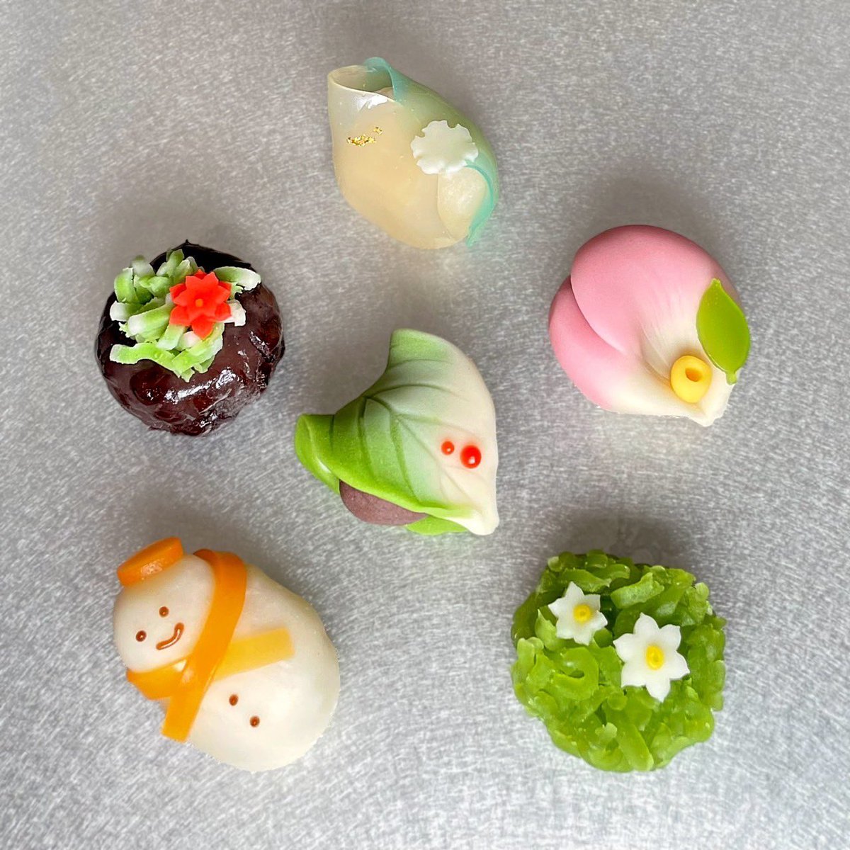tsuruseyushima's tweet image. 只今の季節の上生菓子です。

※デザインの入れ替わりのため、ご来店の際にこちらのデザインがない場合がございます。

1番上から時計回りに
「雪の華」  「姫椿」  「水仙」 
 「雪だるま」  「ポインセチア」  「藪柑子」です。

#つる瀬 #冬スイーツ #菓子案内 #上生菓子