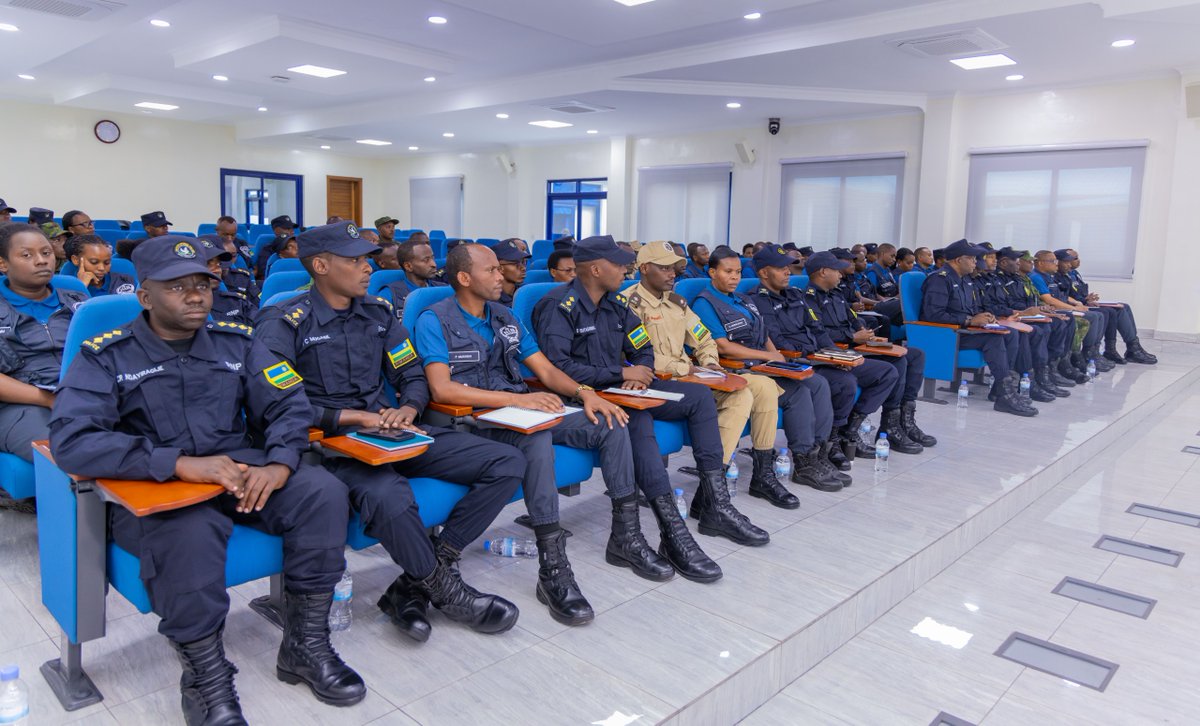 RIB_Rw's tweet photo. Uyu munsi Umuyobozi Mukuru ushinzwe Ubugenzacyaha muri RIB, Twagirayezu Jean Marie yasoje ku mugaragaro icyiciro cya mbere cy’amahugurwa yisumbuye y’ubugenzacyaha yaberaga mu ishuri rikuru rya Polisi y'Igihugu, Musanze.

Aya mahugurwa amaze amezi ane (4), yibanze ku kwongera ubumenyi abagenzacyaha, kuzamura imyumvire n’ubufatanye mu kugenza ibyaha kugira ngo barusheho gukora kinyamwuga no gukora imirimo y'ubuyobozi mu rwego rw'Ubugenzacyaha.

Aya mahugurwa yitabiriwe kandi n' abagenzacyaha baturutse mu zindi nzego z'umutekano @RwandaMoD , @Rwandapolice , NISS na @RCS_Rwanda .