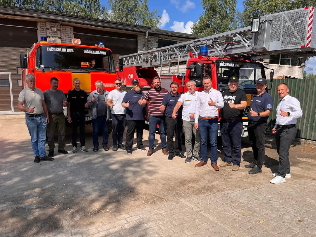 Mums Jūsu balsis nevajag -nobļāvās koalīcijas deputāti un izvēlējās 50 000 piešķirt biedrībai, kuras biedri redzami bildē PSRS formas tērpos, svinot 9. Maiju.
🚒Brīvprātīgie ugunsdzēsēji tajā pašā laikā paliek bešā un šādu pašu summu inventāra un ekipējuma iegādei viņiem noraida