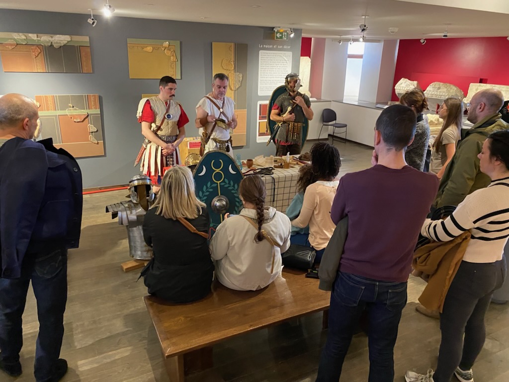 Nos agents de renseignements de l'armée romaine, explorator, speculator et frumentaire étaient au <a href="/MSR_Tlse/">Musée Saint-Raymond</a> le 1 décembre 2024, expliquant à un public très  attentif le quotidien de ces  soldats les techniques de renseignement, de communication ou d'infiltration de camps ennemis!