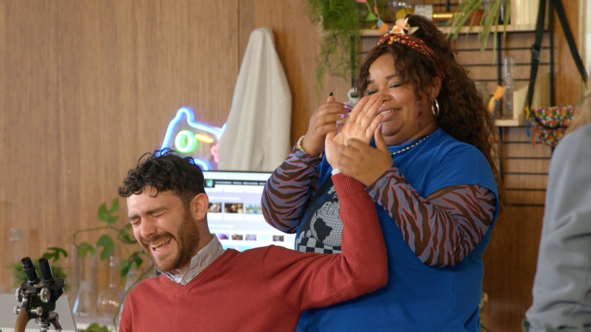 Rodîn kan niet tegen kietelen en zoekt een oplossing. Een papieren buis die meters kan vliegen, hoe kan dat?  Janouk gaat langs bij een hoefsmid, die de hoeven van paarden controleert en de ijzers vervangt. Hoe kan het  dat we een bloedneus krijgen? klokhu.is/hetkantoor349