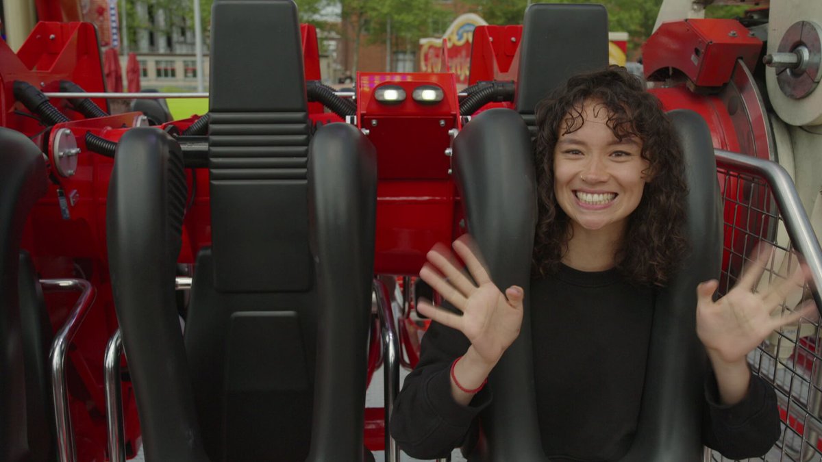 Serah duikt in de wereld van G-krachten, spanning, snelheid en adrenaline. Hoe bedenk je een nieuwe kermisattractie? Op de kermis ziet ze hoe het enorme bouwpakket in elkaar wordt gezet. En Serah test de Airborne, een van de hoogste boosters ter wereld.  klokhu.is/kermisattractie