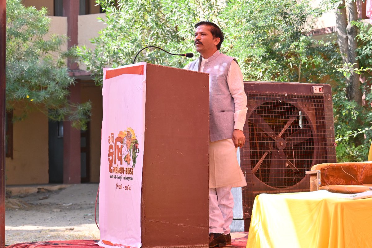 રવિ કૃષિ મહોત્સવ -૨૦૨૪ તાલુકો - ફતેપુરા જી.દાહોદ   અઘ્યક્ષ-માન.ધારાસભ્યશ્રી રમેશભાઈ કટારા સાહેબની ઉપસ્થિતીમાં તાલુકાના  ખેડૂતોને રવિ પાકોની આધુનિક કૃષિ 🌾તાંત્રિકતા અંગે માર્ગદર્શન મળી રહે તે હેતસર(કૃષિ પરિસંવાદ અને કૃષિ પ્રદર્શન)નું આયોજન કરવામાં આવ્યુ. 
#RaviKrishiMahotsav2024