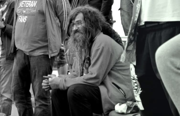 Jsou zprávy, které se nepíší lehce. Tento týden nás navždy opustil fanoušek Michael Petřík, kterého všichni zbrojováci znali pod přezdívkou Brko. S naprosto nezaměnitelnou vizáží se stal doslova ikonou tribun.

Pražský rodák žijící v jihočeském Táboře desítky let nechyběl na