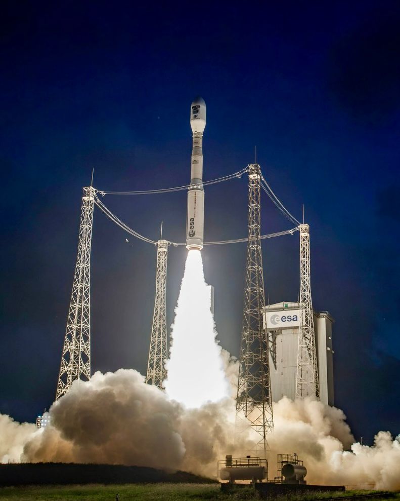 GiorgiaMeloni's tweet photo. Con il lancio del vettore Vega C che ha portato in orbita il satellite Sentinel-1C, l'Italia ribadisce il suo ruolo di primo piano nello spazio europeo. Grazie a questo successo, frutto del lavoro di eccellenze come Avio e Thales Alenia Space, la nostra Nazione si conferma come una delle poche al mondo ad avere un accesso autonomo allo spazio, strategico per la nostra competitività e sicurezza. Un risultato che celebra il talento italiano e il valore della collaborazione internazionale. Il Governo sostiene con determinazione lo sviluppo del settore spaziale, dominio fondamentale per la proiezione geopolitica dell'Italia e il suo futuro tecnologico e industriale.