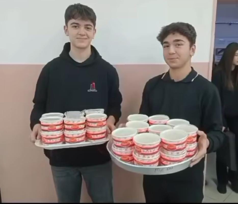 Sosyal etkinlik faaliyetleri kapsamında bu ay ki etkinliğimiz çorba günü etkinliğiydi. Paylaşma değerini yaşatmak için öğretmen ve öğrencilerimize çorba ikram edildi. <a href="/sefikaygol/">Şefik AYGÖL</a>  <a href="/mustafasamiakyl/">M.S.A.</a> <a href="/ademozturk65/">Adem ÖZTÜRK</a> <a href="/servetcetinkaya/">Servet ÇETİNKAYA</a> <a href="/bilecikvaliligi/">BİLECİK VALİLİĞİ</a> <a href="/bozuyukkaymakam/">Bozüyük Kaymakamlığı</a> @bozuyukmem