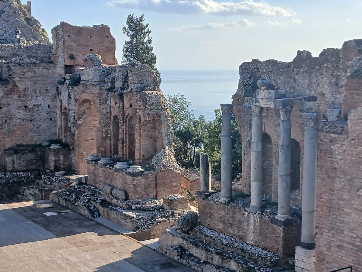 Alwin_Moonsoo's tweet photo. @CharmOfCulture Ein weiterer schöner Ort ist Taormina mit seinem Amphitheater am Fuß des Etna https://t.co/94MaAEHtBZ