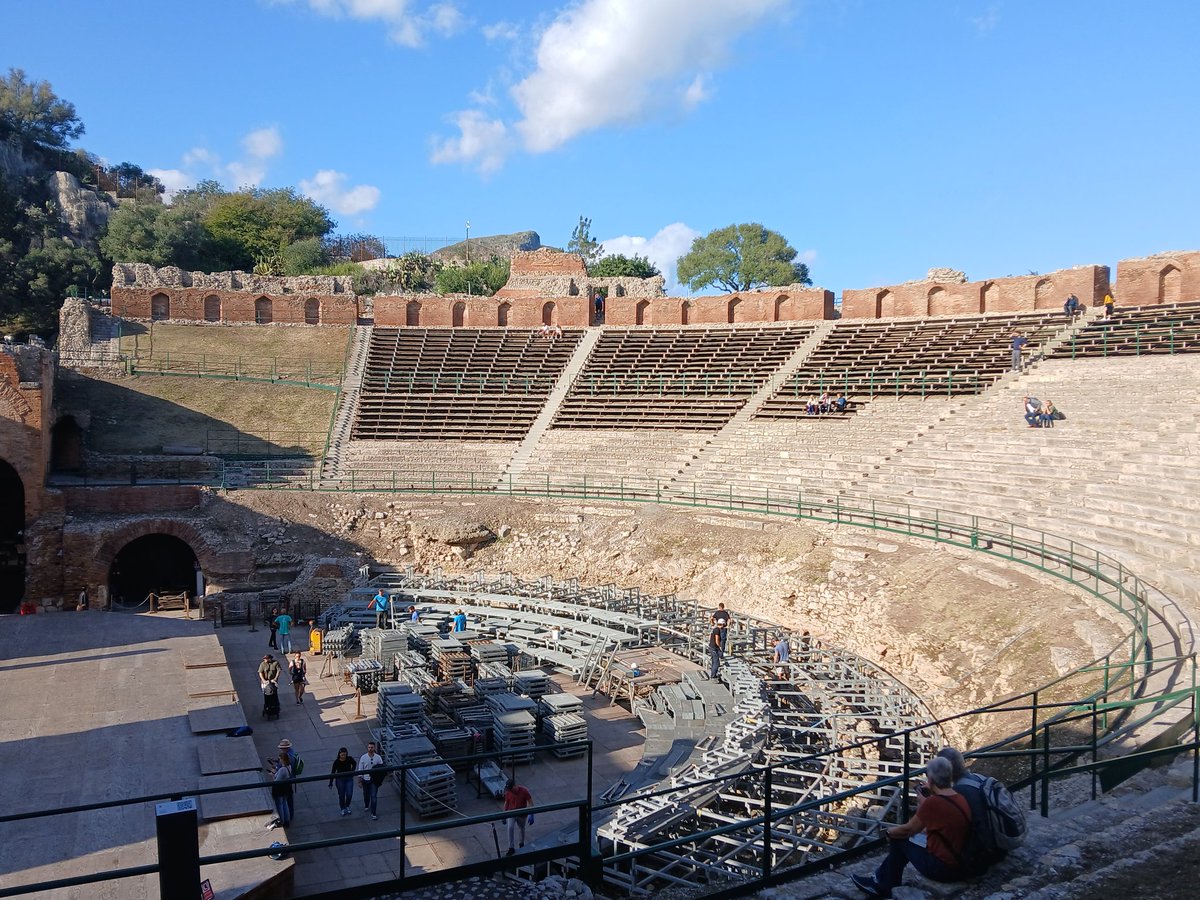 Alwin_Moonsoo's tweet photo. @CharmOfCulture Ein weiterer schöner Ort ist Taormina mit seinem Amphitheater am Fuß des Etna https://t.co/94MaAEHtBZ