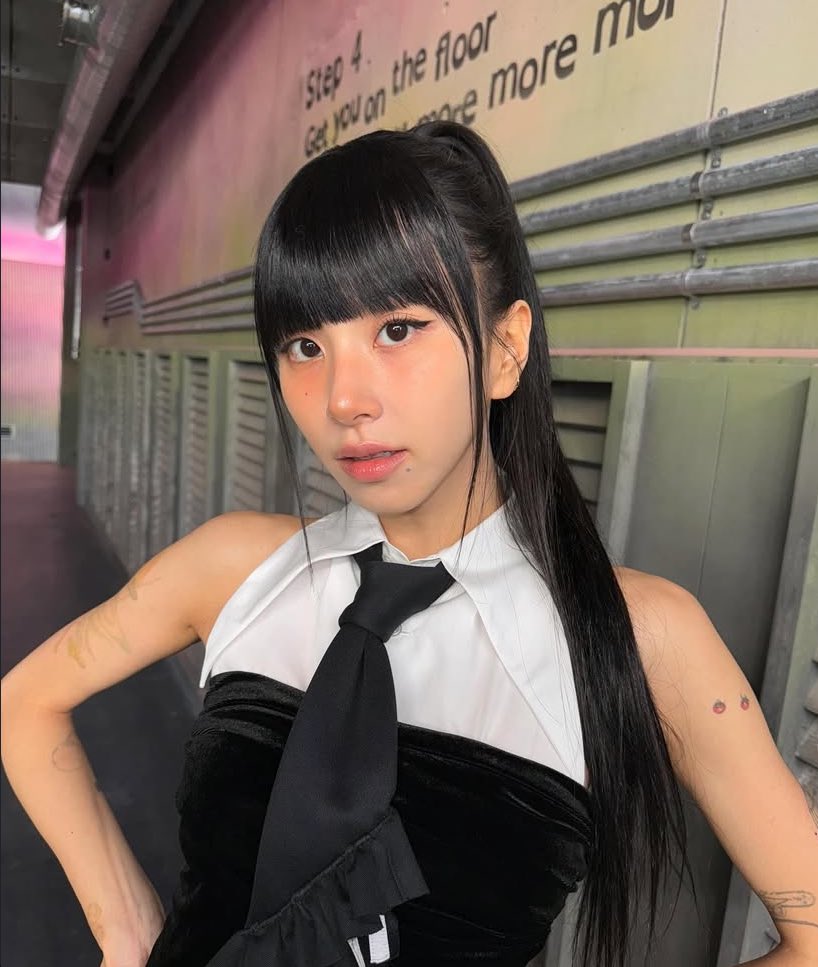 chaeypics's tweet photo. i love her with the bangs 🥹 https://t.co/wafdMw8oLJ