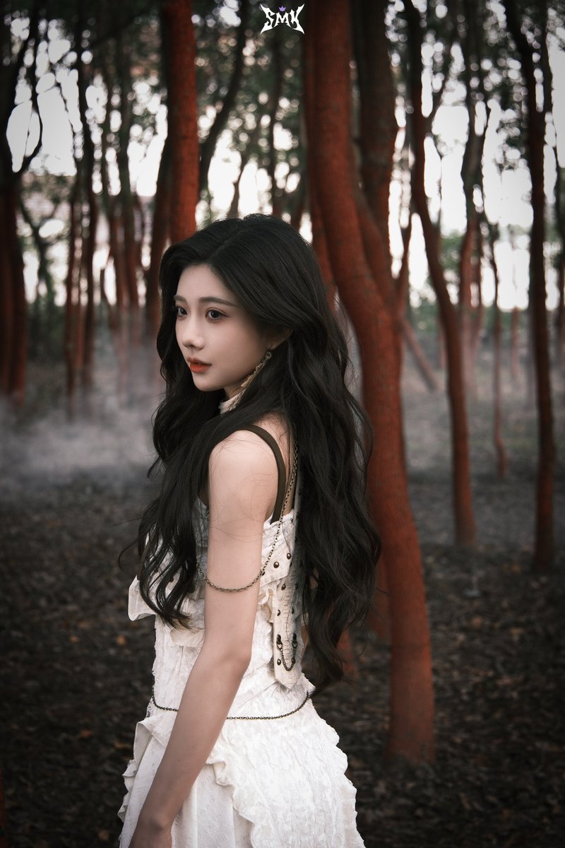 241206 션멍야오 공작실 웨이보 (1/2)

她凑近一双温柔干燥的掌心，皮毛轻蹭
世界却就此颠倒，成为令人惊惧的深渊
只是一步踏错，片刻迟疑
光被碾碎，风被掐断
不设防的天使 终囿困于在人间的炼狱

“要如何锁住月亮？”
答案很简单

——再不令人见其光芒。
@沈梦瑶_SMY

#沈梦瑶 #션멍야오 #SHENMENGYAO