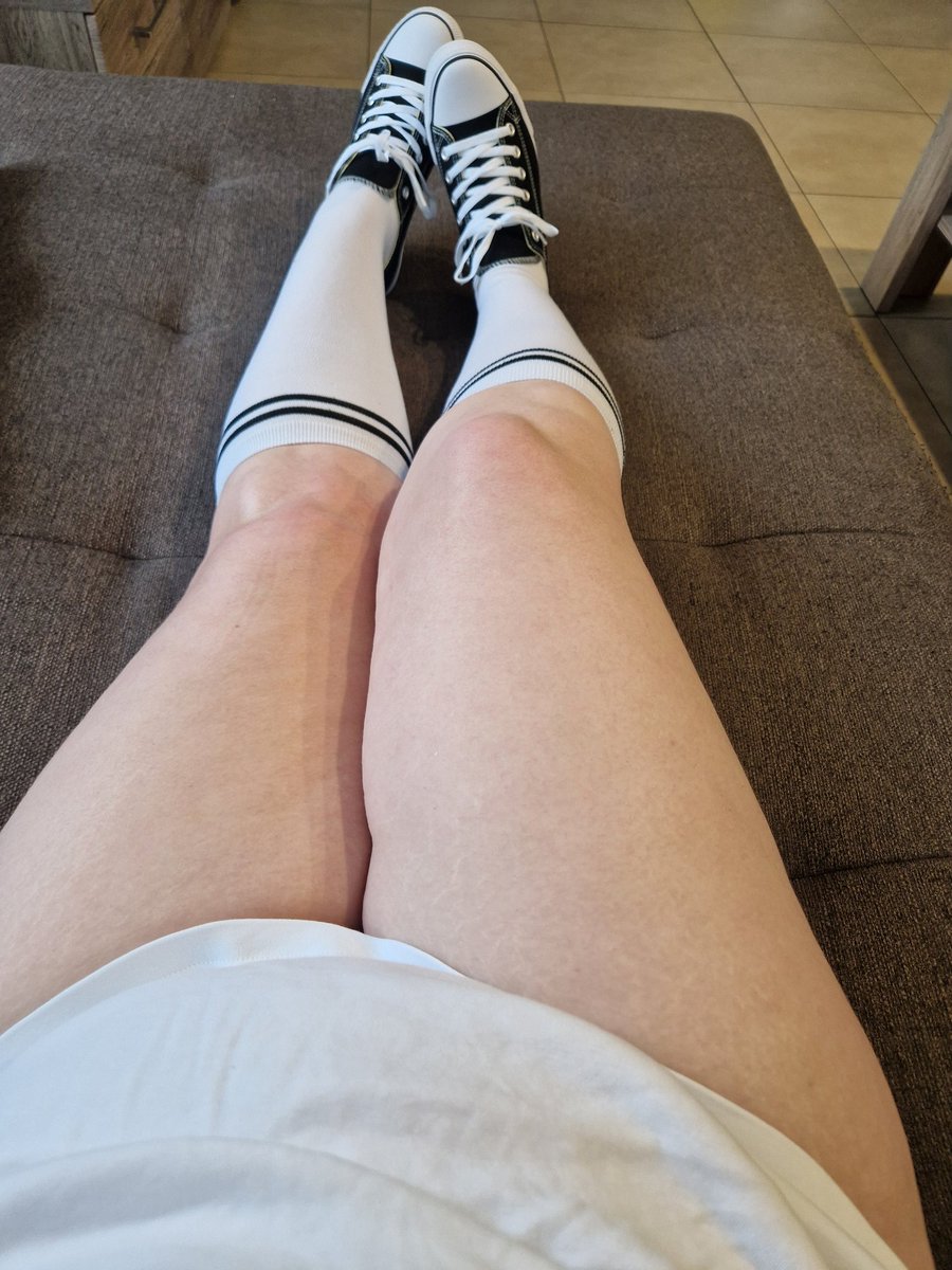 Meinen subbies in dem Outfit erstmal Nikolausgrüße als Video gesendet 😊 
Die waren so artig und haben regelmäßig Geschenke gesendet oder gefragt wann sie mir wieder was schenken dürfen 🥰 
#findom #moneydom #geldherrin #sockenfetisch