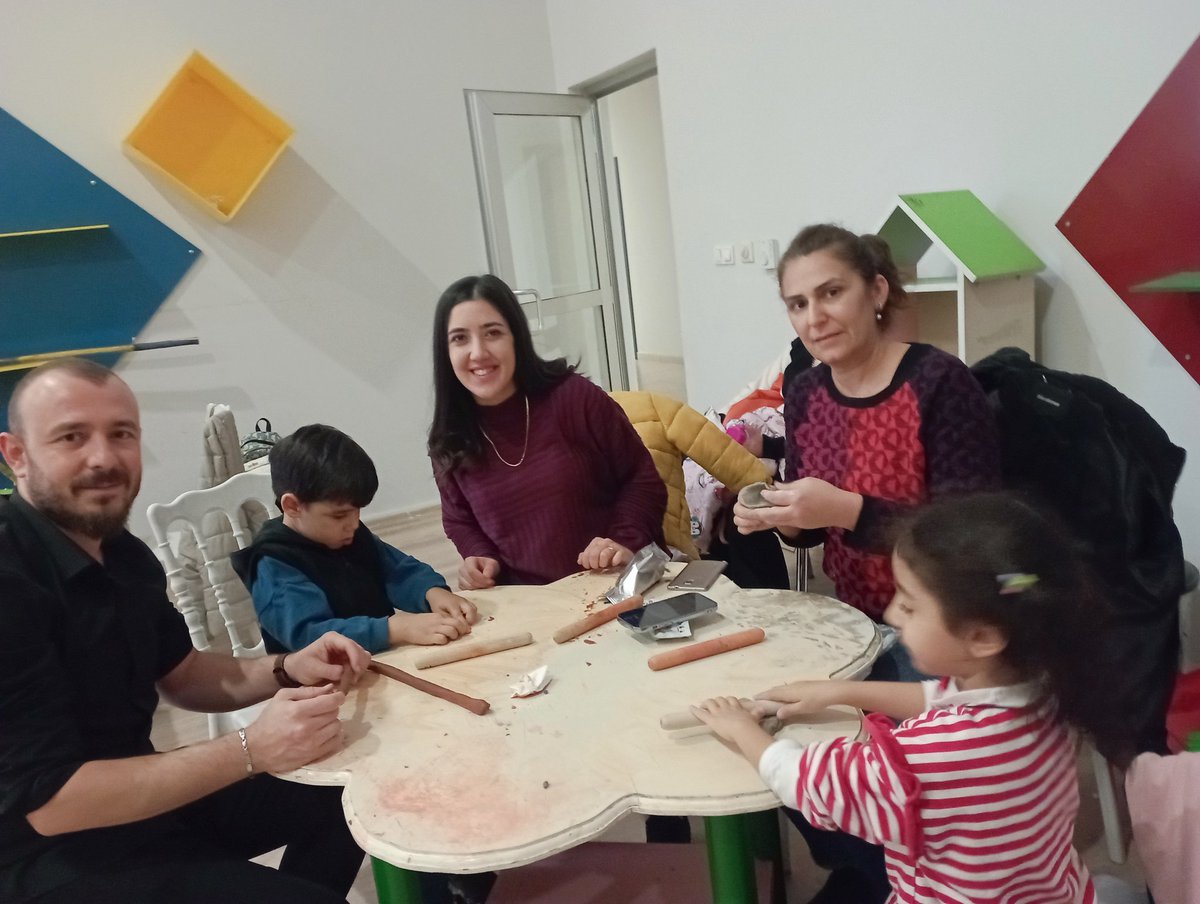 UrfaHan's tweet photo. @bigepurfa kapsamında  yürütmekte olduğumuz Geçmişten Geleceğe Şanlıurfa 'mız  Projesi ilk basamağı olan Arkeoloji Müzesi ve Mozaik Müzesi gezilerimiz yapıldı. Müzede seramik çalışmasına velilerimiz de renk kattı 💓 @hasansildak @MetinKratlolu1 @Mvural63 @HaliliyeMem https://t.co/TnQDgvqyIr