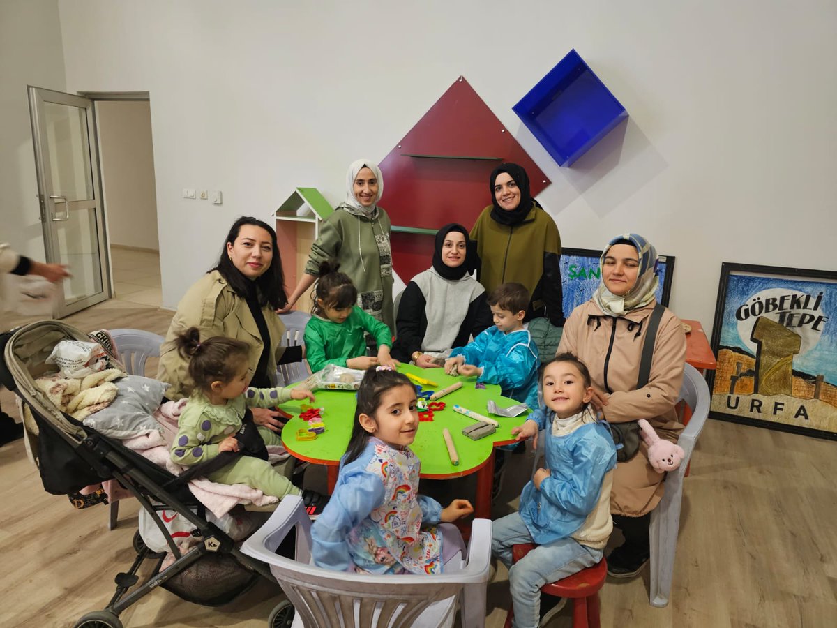 UrfaHan's tweet photo. @bigepurfa kapsamında  yürütmekte olduğumuz Geçmişten Geleceğe Şanlıurfa 'mız  Projesi ilk basamağı olan Arkeoloji Müzesi ve Mozaik Müzesi gezilerimiz yapıldı. Müzede seramik çalışmasına velilerimiz de renk kattı 💓 @hasansildak @MetinKratlolu1 @Mvural63 @HaliliyeMem https://t.co/wlvfaU6f4H