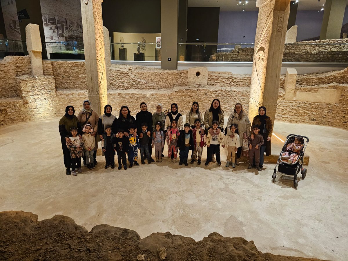 UrfaHan's tweet photo. @bigepurfa kapsamında  yürütmekte olduğumuz Geçmişten Geleceğe Şanlıurfa 'mız  Projesi ilk basamağı olan Arkeoloji Müzesi ve Mozaik Müzesi gezilerimiz yapıldı. Müzede seramik çalışmasına velilerimiz de renk kattı 💓 @hasansildak @MetinKratlolu1 @Mvural63 @HaliliyeMem https://t.co/wlvfaU6f4H